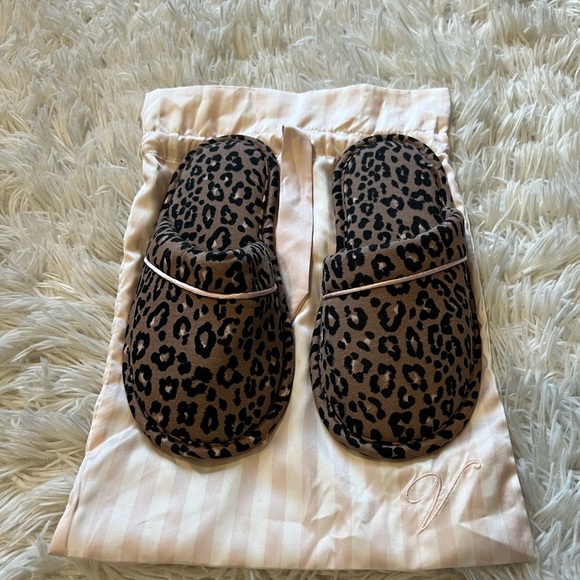 VICTORIA’S  SECRET comtfy slippers for women’s - Picture 2 of 5
